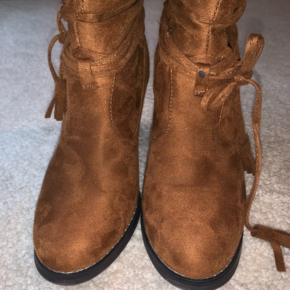 New Edition‎ brown suede booties with tassel! - Picture 7 of 8